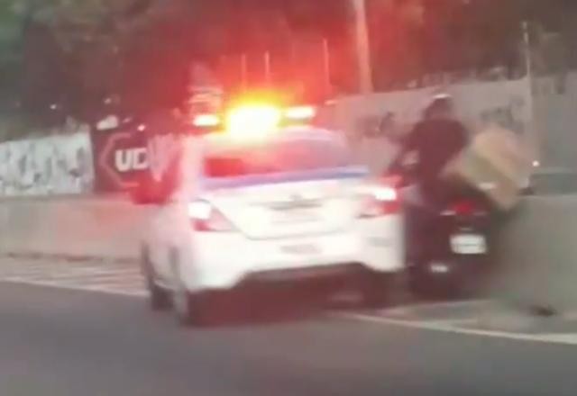 Vídeo: Polícia prensa moto de traficante em mureta durante perseguição