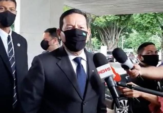 "Superado o assunto", afirma Mourão sem conversar com presidente