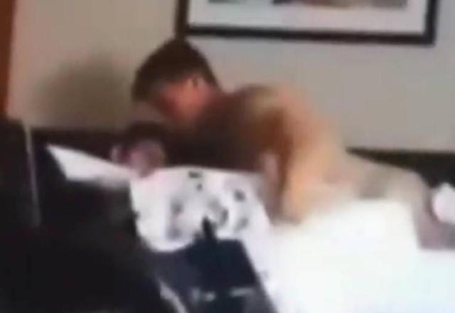 Imagem da noticia Flagrado nu com outro homem, deputado anti-LGBT diz que vídeo "era brincadeira"