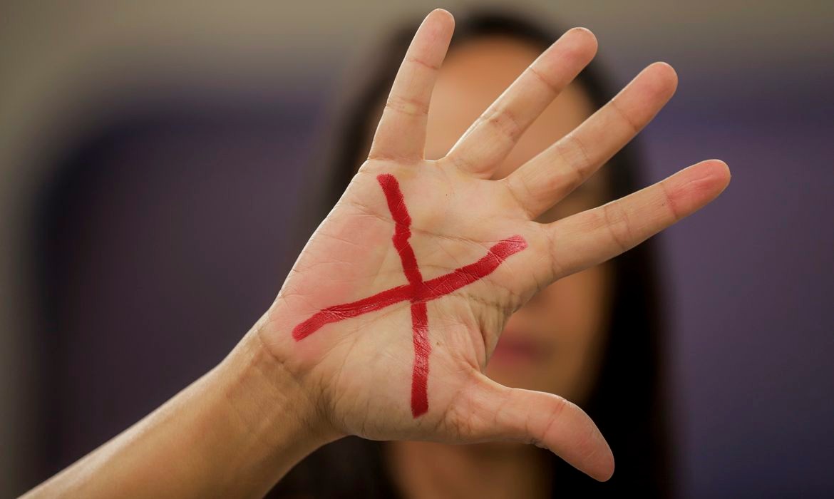 Imagem da noticia 1 a cada 3 mulheres vítimas de violência por arma de fogo havia denunciado agressão