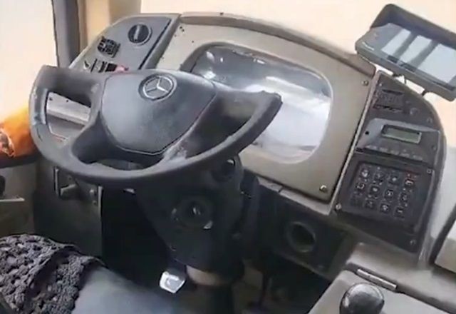 Com volante pela metade, motorista de ônibus interrompe viagem