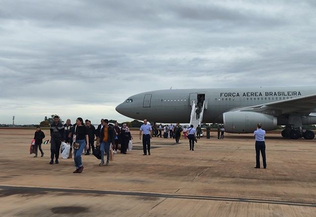 Terceiro grupo de brasileiros repatriados da Faixa de Gaza chega ao Brasil