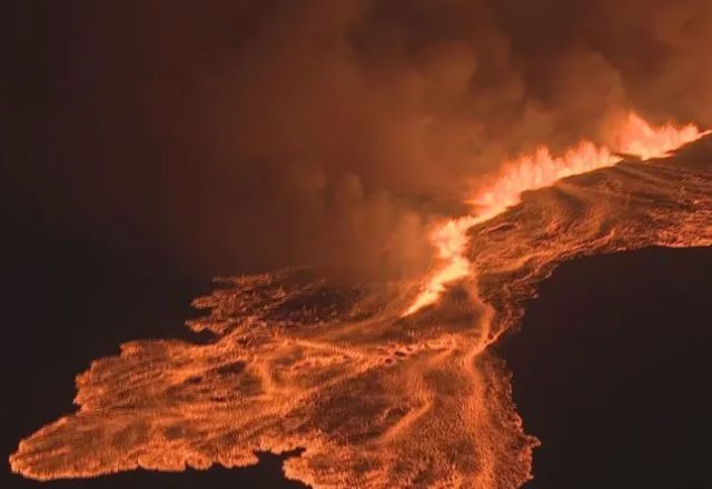 Imagem da noticia Vulcão entra em erupção na Islândia pela quarta vez em 3 meses; veja imagens