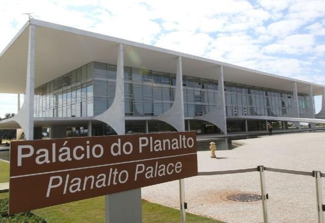 Imagem da noticia Lula oferece 7,8% de reajuste a servidores e R$ 200 no vale