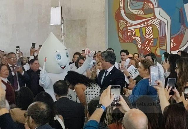 Imagem da noticia Zé Gotinha anima público antes de evento no Palácio do Planalto