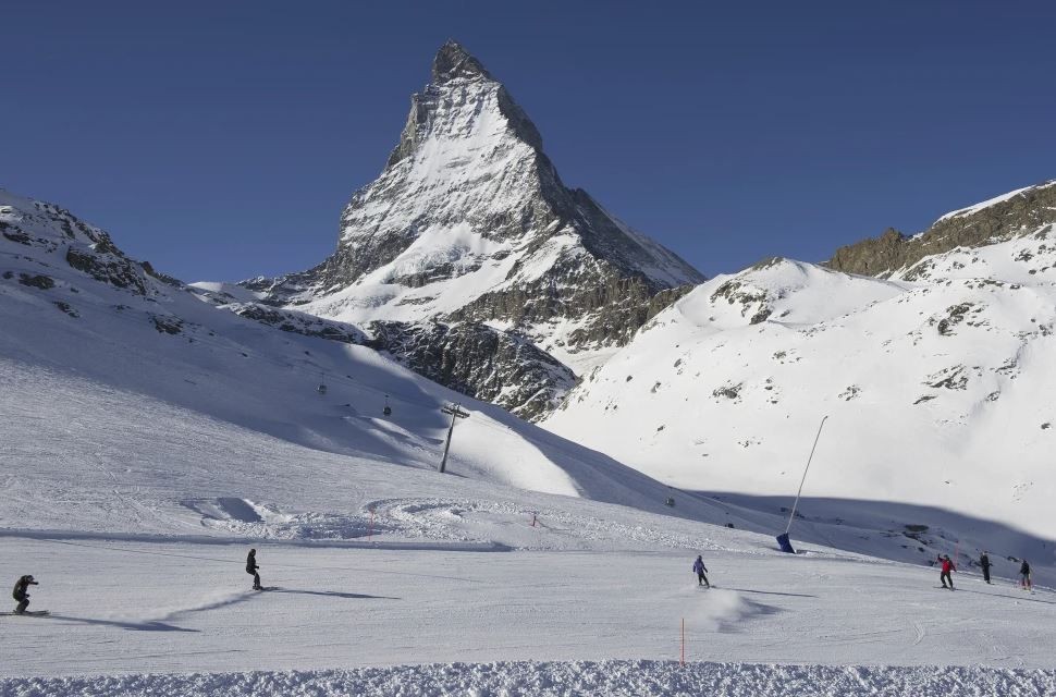 Avalanche em resort de ski na Suíça deixa 3 mortos; veja vídeo