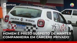 Mulher finge ligar para amiga e é resgatada de cárcere privado pela polícia | #SBTNotícias Mulher finge ligar para amiga e é resgatada de cárcere privado pela polícia | #SBTNotícias