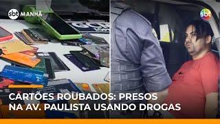 Polícia suspeita de homem usando drogas em carro e dois são presos com cartões roubados | #SBTManhã Polícia suspeita de homem usando drogas em carro e dois são presos com cartões roubados | #SBTManhã