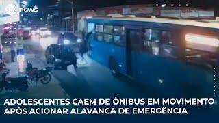 Adolescentes caem de ônibus em movimento após acionar alavanca de emergência | #SBTNews Adolescentes caem de ônibus em movimento após acionar alavanca de emergência | #SBTNews