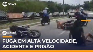 Motociclista sem placa tenta fugir da polícia e causa acidente no RJ | #SBTManha Motociclista sem placa tenta fugir da polícia e causa acidente no RJ | #SBTManha