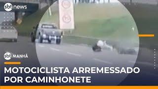 Motociclista é atropelado arremessado contra mureta por motorista em caminhonete | #SBTManha Motociclista é atropelado arremessado contra mureta por motorista em caminhonete | #SBTManha