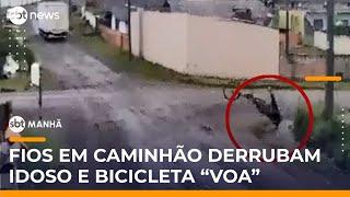 Flagra: Idoso é derrubado e bicicleta arrastada por fios presos em caminhão | #SBTManha Flagra: Idoso é derrubado e bicicleta arrastada por fios presos em caminhão | #SBTManha