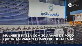 Mulher é presa com 30 pistolas que iriam para o Complexo do Alemão Mulher é presa com 30 pistolas que iriam para o Complexo do Alemão