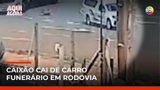 Flagra: Caixão cai de carro funerário em rodovia no Paraná | #AquiAgora Flagra: Caixão cai de carro funerário em rodovia no Paraná | #AquiAgora