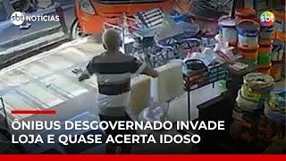 Ônibus perde controle e atinge loja de materiais de construção no DF | #SBTNoticias Ônibus perde controle e atinge loja de materiais de construção no DF | #SBTNoticias