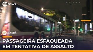 Homem esfaqueia passageira durante tentativa de roubo em ônibus | #SBTManha Homem esfaqueia passageira durante tentativa de roubo em ônibus | #SBTManha