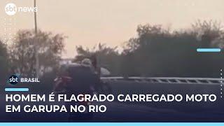 Motociclista é flagrado transportando outra moto no colo no Rio  | #SBTBrasil Motociclista é flagrado transportando outra moto no colo no Rio  | #SBTBrasil