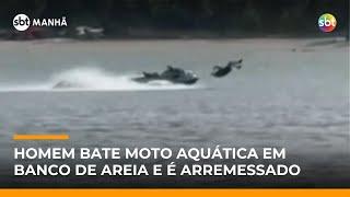 Flagra: Homem é arremessado de moto aquática após colisão em banco de areia | #SBTManhã Flagra: Homem é arremessado de moto aquática após colisão em banco de areia | #SBTManhã