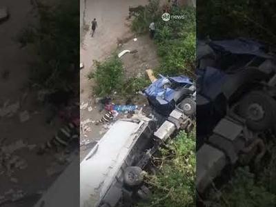 Carreta cai de ponte na Marginal Tietê | #SBTNews Carreta cai de ponte na Marginal Tietê | #SBTNews