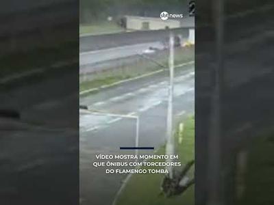 Vídeo mostra momento em que ônibus com torcedores do Flamengo tomba em rodovia Vídeo mostra momento em que ônibus com torcedores do Flamengo tomba em rodovia