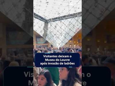 Visitantes deixam o Museu do Louvre após invasão de ladrões Visitantes deixam o Museu do Louvre após invasão de ladrões