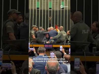 Glauber Braga ocupa mesa da Câmara e é retirado a força Glauber Braga ocupa mesa da Câmara e é retirado a força
