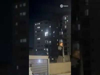 Prédio abandonado há 10 anos desabada em SP; bombeiros fazem buscas por vítimas Prédio abandonado há 10 anos desabada em SP; bombeiros fazem buscas por vítimas