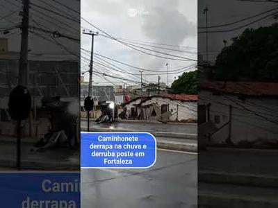 Câmera flagra acidente em que caminhonete derruba poste em Fortaleza