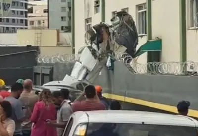 Avião de pequeno porte cai e bate em prédio em Belo Horizonte Avião de pequeno porte cai e bate em prédio em Belo Horizonte