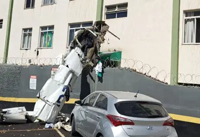 Avião de pequeno porte cai e bate em prédio em Belo Horizonte; piloto morreu Avião de pequeno porte cai e bate em prédio em Belo Horizonte; piloto morreu