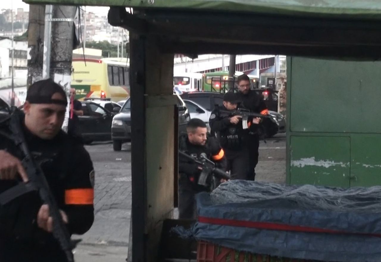 Imagem da noticia Operação no Complexo da Maré tem tiroteio, bloqueio na Linha Vermelha e 41 escolas fechadas