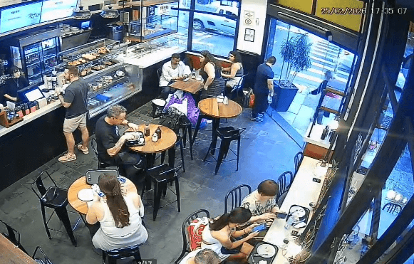Imagem da noticia Câmera flagra mulher sendo furtada em cafeteria na Oscar Freire, área nobre de São Paulo