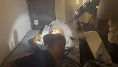 Suspeito de sequestrar taxista é acordado sob a mira de fuzis e preso no RJ Suspeito de sequestrar taxista é acordado sob a mira de fuzis e preso no RJ