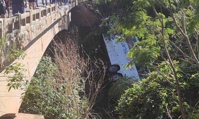 Imagem da noticia 8 pessoas morrem e 43 ficam feridas em acidente entre ônibus e carro em Minas Gerais