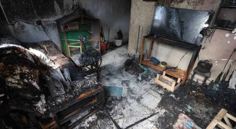 Imagem da noticia Casal coloca fogo na casa de vizinhos após discussão sobre gato e jovem morre