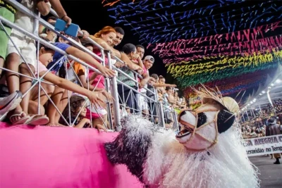 Arquibancada cede no Carnaval Tradição em João Pessoa e desfiles são suspensos Arquibancada cede no Carnaval Tradição em João Pessoa e desfiles são suspensos