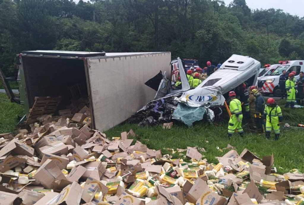 Imagem da noticia Tentativa de assalto a caminhão na BR-116 termina em acidente com 6 mortos na Grande Curitiba