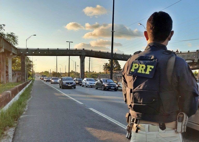 Imagem da noticia Ação violenta da PRF contra pai e filha no Rio descumpre decreto de Lula publicado um dia antes