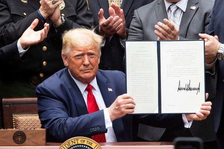 Imagem da noticia Poder Expresso: Entenda decretos de Trump sobre questões de gênero e imigrantes