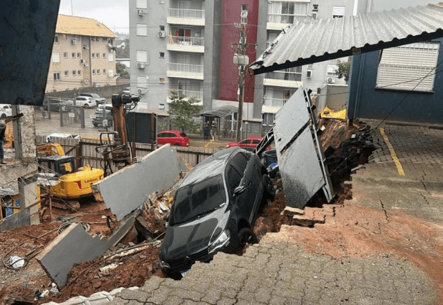 Imagem da noticia Carro é levado após deslizamento em condomínio de Novo Hamburgo (RS)