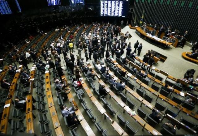 Imagem da noticia 81% dos deputados da legislatura atual disputam reeleição