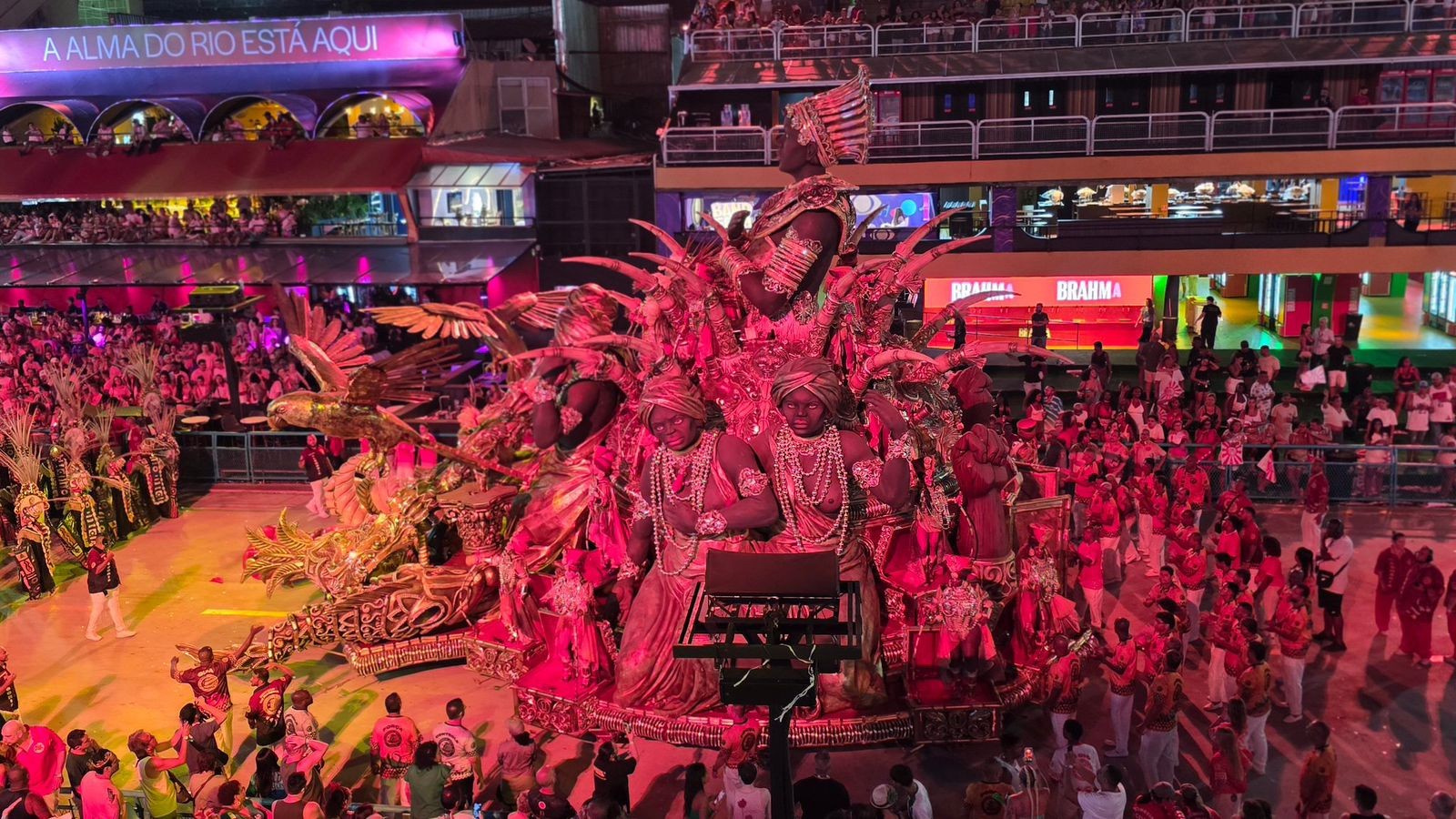 Imagem da noticia Carro alegórico da União de Maricá atropela 3 pessoas na Sapucaí