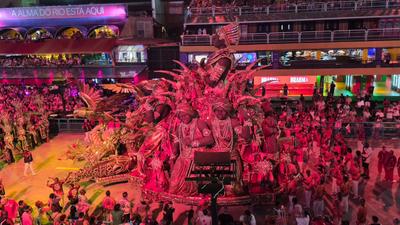 Carro alegórico da União de Maricá atropela 3 pessoas na Sapucaí Carro alegórico da União de Maricá atropela 3 pessoas na Sapucaí