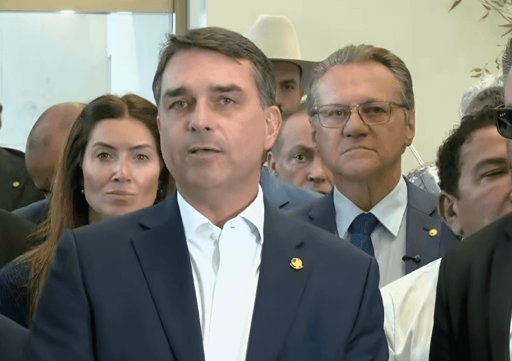 Imagem da noticia Flávio Bolsonaro diz que visitou Vorcaro em casa após prisão