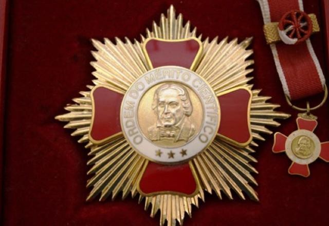 Imagem da noticia Cientistas recusam medalha após Bolsonaro retirar nomes da lista de agraciados
