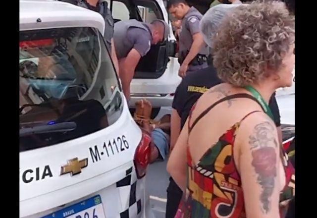 Imagem da noticia Vídeo: Homem é amarrado e colocado dentro de viatura em abordagem policial