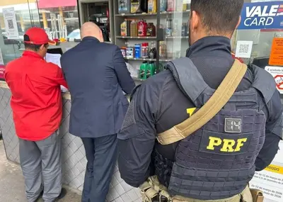 PRF e Ministério da Justiça fiscalizam suspeita de preços abusivos de combustíveis em rodovias de SP PRF e Ministério da Justiça fiscalizam suspeita de preços abusivos de combustíveis em rodovias de SP