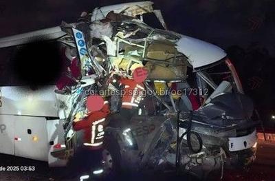 Colisão entre ônibus e caminhão deixa 46 feridos na Rodovia dos Bandeirantes, em SP Colisão entre ônibus e caminhão deixa 46 feridos na Rodovia dos Bandeirantes, em SP