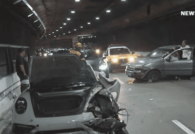 Motorista de Porsche foge após acidente com ferido no Túnel Ayrton Senna, em SP Motorista de Porsche foge após acidente com ferido no Túnel Ayrton Senna, em SP