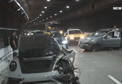 Motorista de Porsche foge após acidente com ferido no Túnel Ayrton Senna, em SP Motorista de Porsche foge após acidente com ferido no Túnel Ayrton Senna, em SP